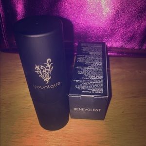 Younique cream to powder highlighter